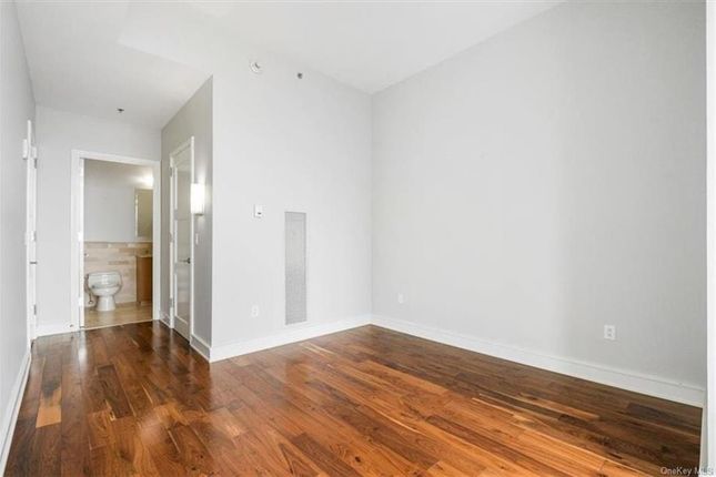 Town house for sale in 1 Renaissance Square #18F, White Plains, New York, United States Of America