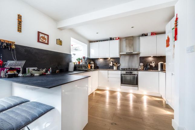 Link-detached house for sale in New Southgate, London