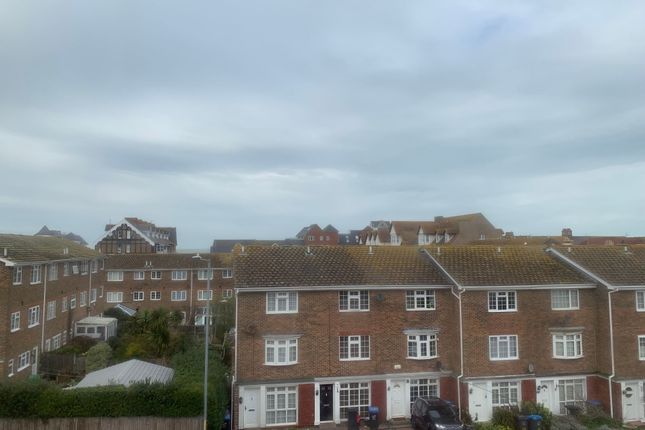 Flat to rent in 27 Westgate Bay Avenue, Westgate-On-Sea