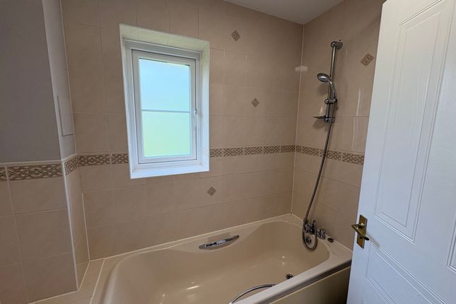 26 Lyon Close, Crawley photo 5