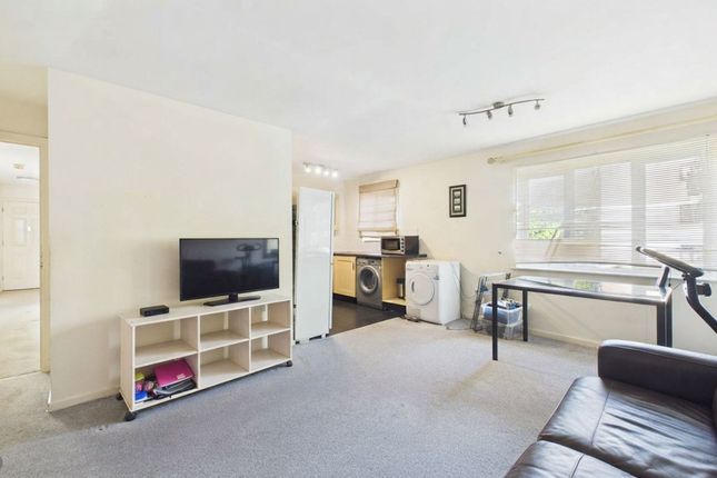 Flat 2, Marvell Court Quarles Park Road, Romford photo 2