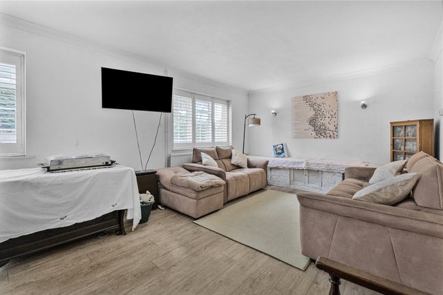 4, Revesby Close, Woking photo 4