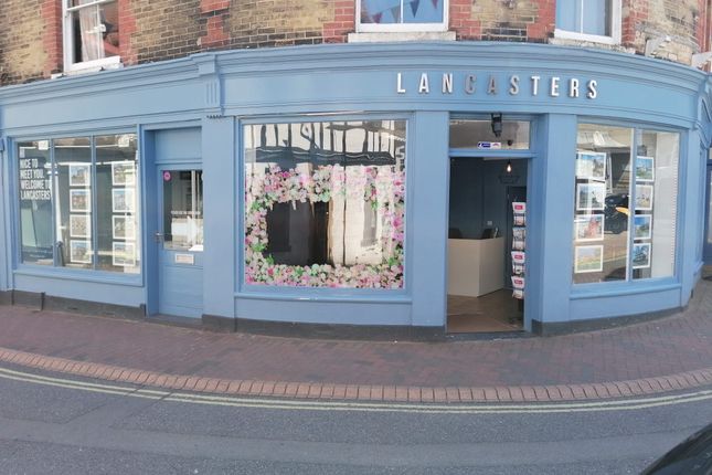Retail premises to let in High Street, Cowes