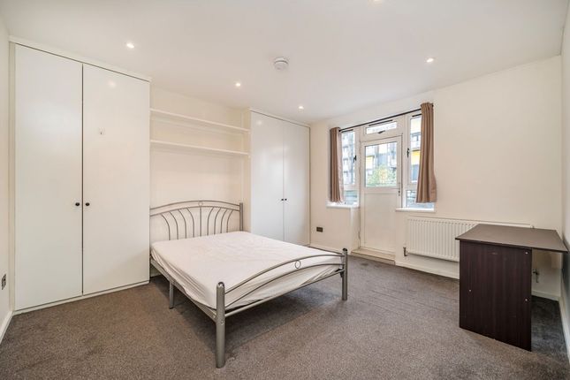 Flat 6, Charnock House, White City Estate, London photo 2
