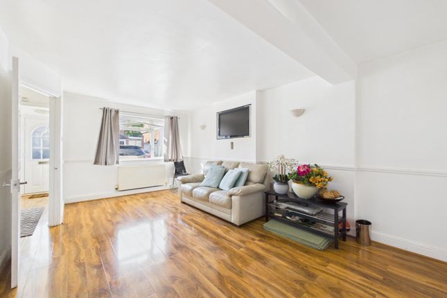 56, Goldfinch Road, South Croydon photo 2