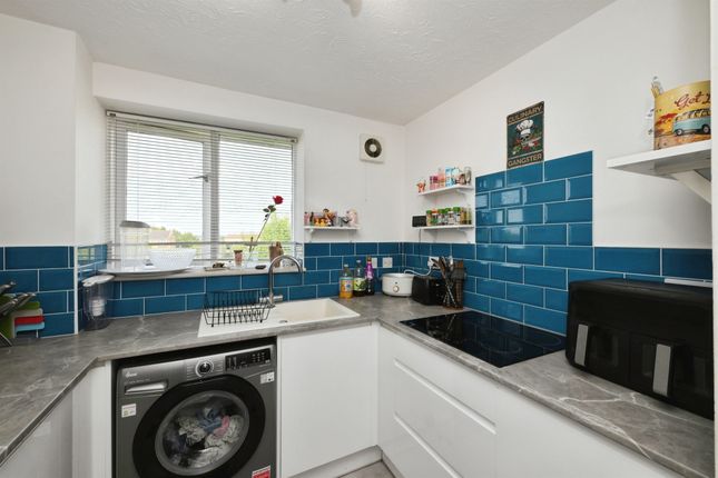 96, Dads Wood, Harlow photo 3
