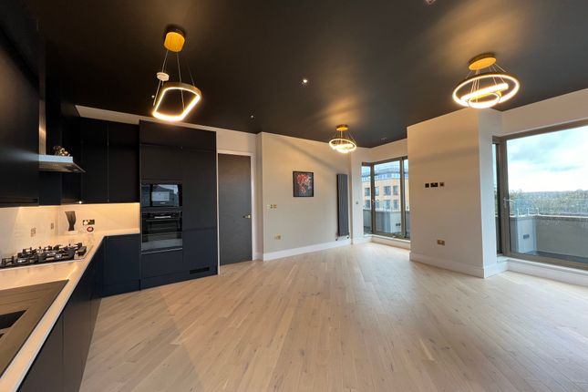 Town house for sale in The Penthouse, High Road, Whetstone, London