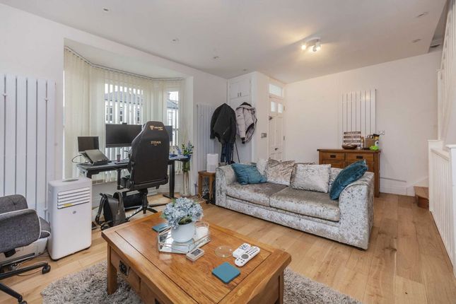 69, Thornbury Road, London photo 3