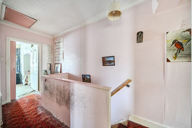 42, Tharp Road, Wallington photo 4