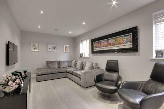Property for sale in Oakleigh Avenue, London