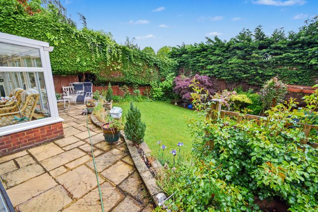 9, Farnham Park Close, Surrey photo 4