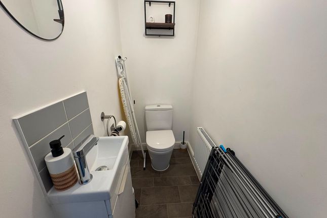 28, Caradon Way, Rugby photo 5