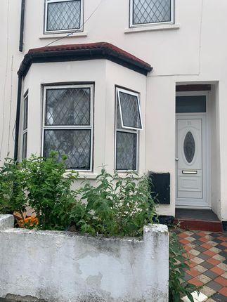 Terraced house for sale in Colonial Road, Slough