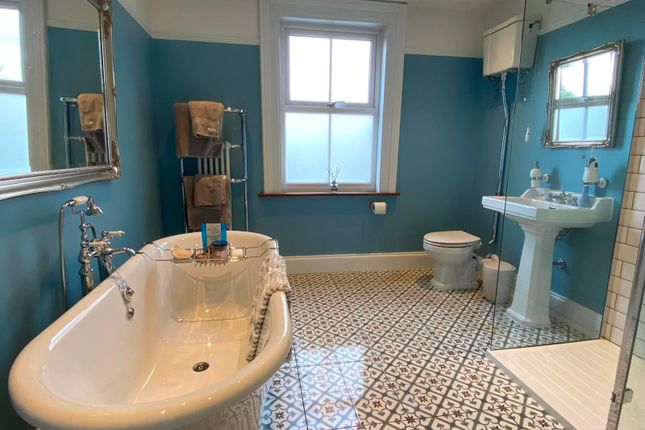 10, Grove Road, Surrey photo 4