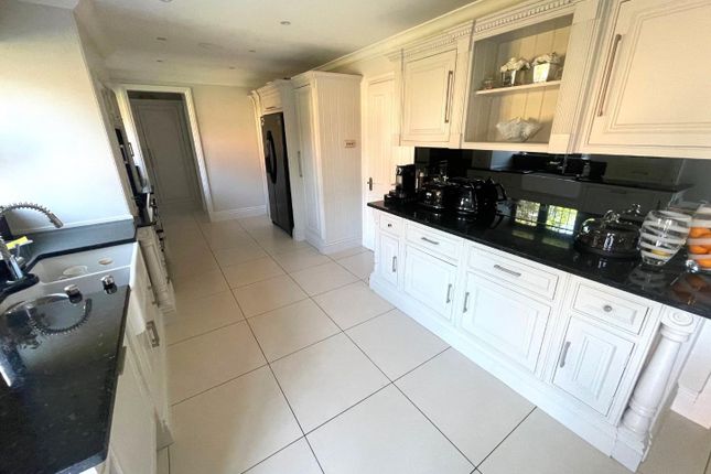 Kitchen 2.Jpg