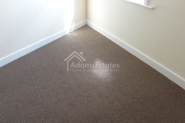Flat 32 Howgate House, Wellington Road, Dewsbury photo 3