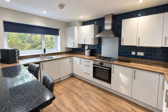 4, Gratton Chase, Godalming photo 2