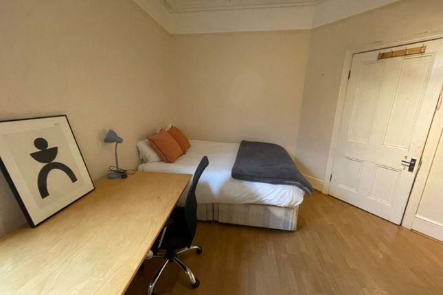 Room to rent in Northcote Avenue, London