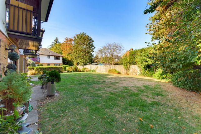 13, Joinville Place, Addlestone photo 4