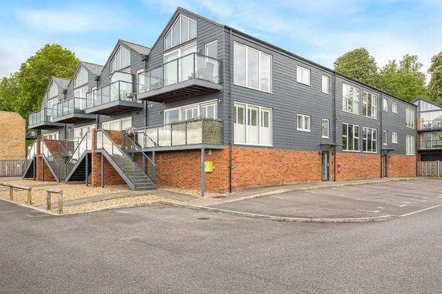 Flat 14, Castle View House,, Ordnance Yard, Lower Upnor photo 2