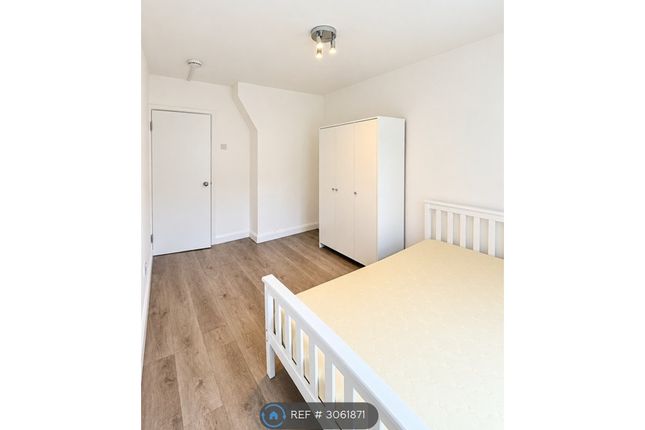 Flat, Newcourt House Pott Street, London photo 3