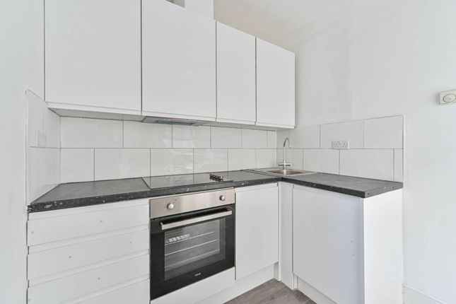 Flat to rent in Conyers Road, Streatham Common, London