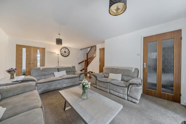 31, Merrivale Gardens, Woking photo 2