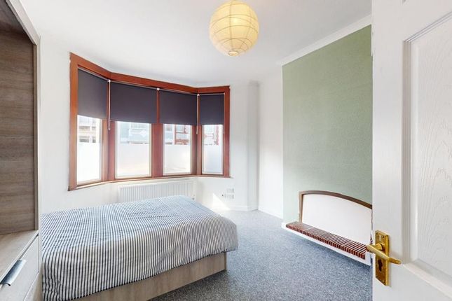 A Spacious And Bright Large Double Bedroom Featuri...