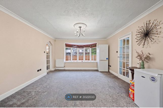 Crombie Close, Gants Hill, Ilford photo 3