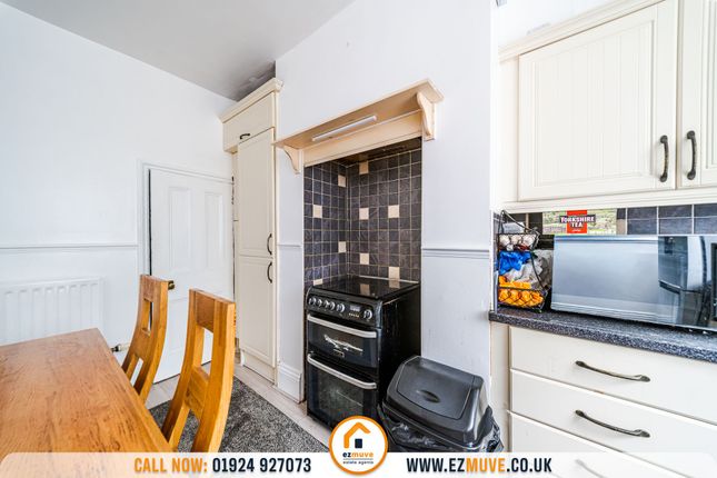 31 Carlinghow Lane, Batley photo 4