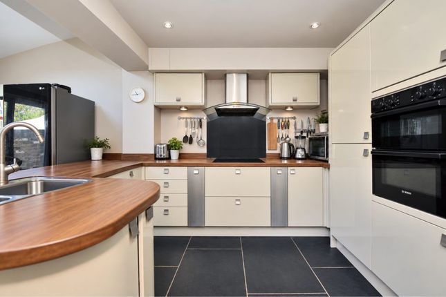 26, Spring Gardens, West Molesey photo 4