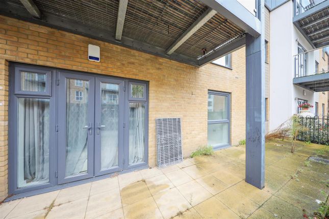 Flat 52 Clovelly Court, 6 Wintergreen Boulevard, West Drayton photo 2