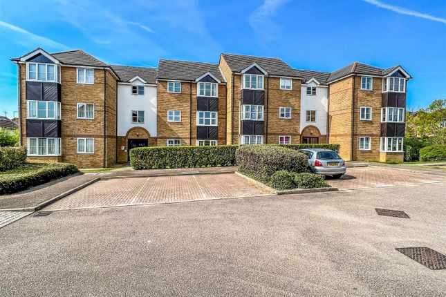 Flat for sale in Foxes Close, Hertford