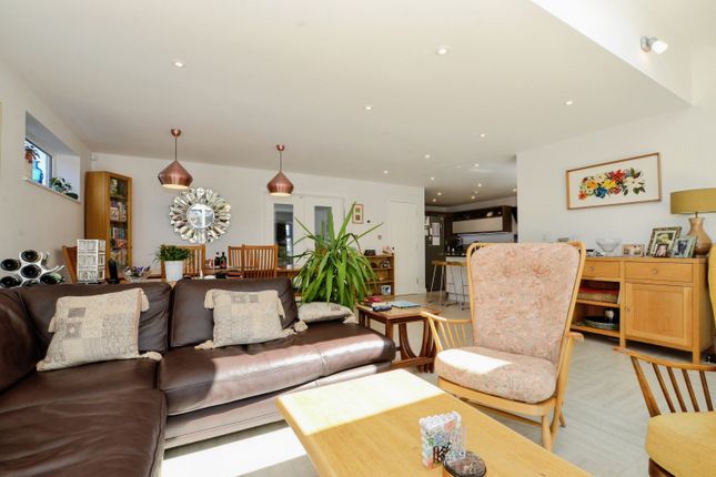 85a, Hartfield Avenue, Elstree photo 2