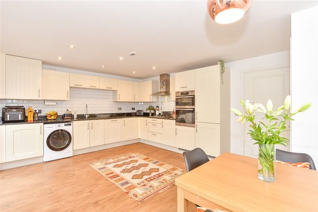 4-bed detached on Brushwood Grove, Emsworth, £347,000