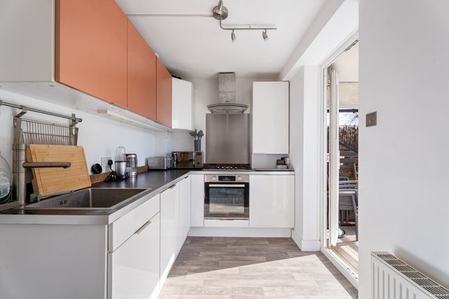 Flat 4, 23-27, Acacia Road, London photo 3