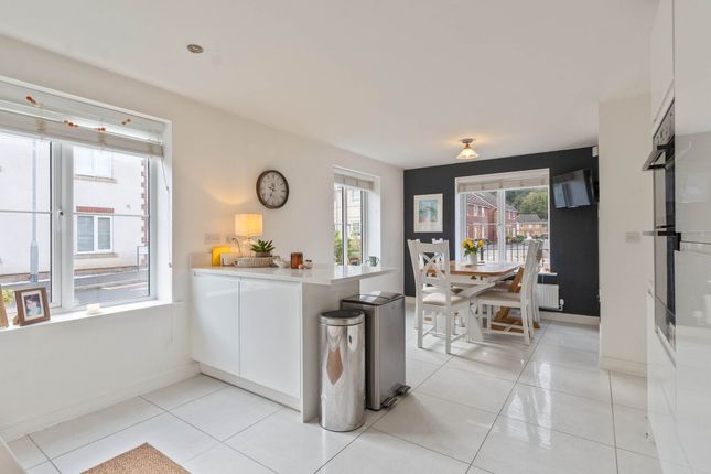 27 Castle Way, Newport photo 2