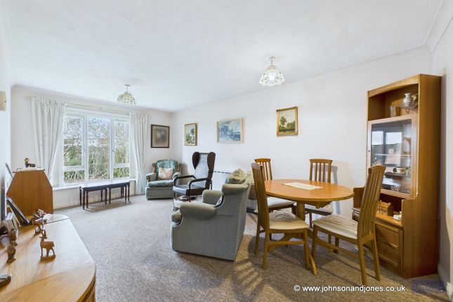 27, Manor Farm Court, Egham photo 3