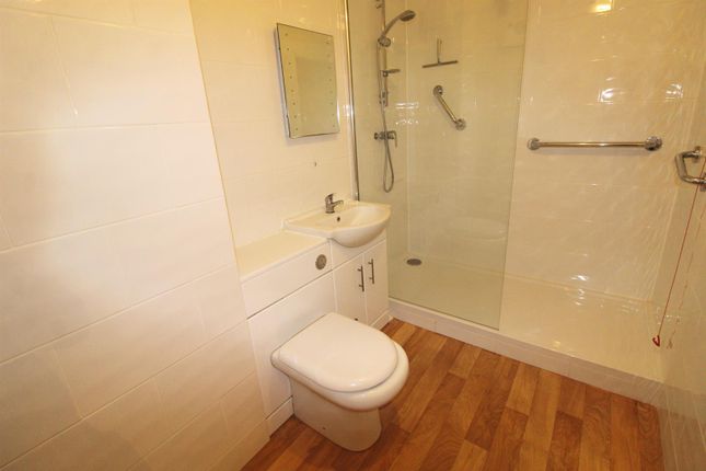 Flat for sale in Potters Court, Darkes Lane, Potters Bar