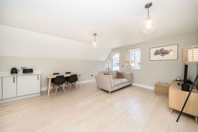 Flat 5, 31-33, Fassett Road, Kingston Upon Thames photo 2