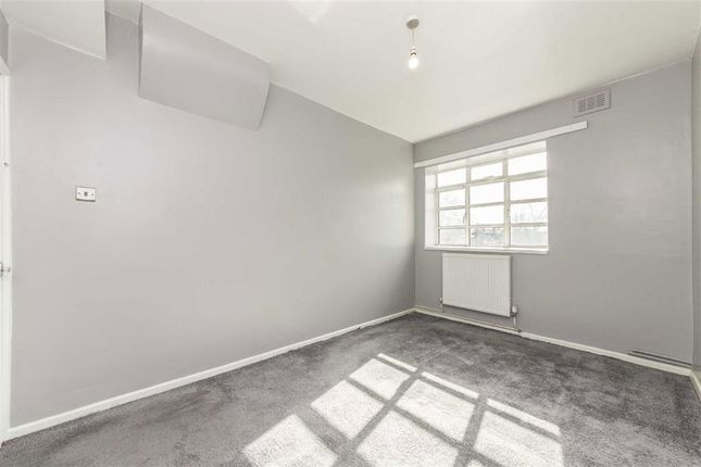 Flat 29, Eastman House, Oaklands Estate, London photo 4