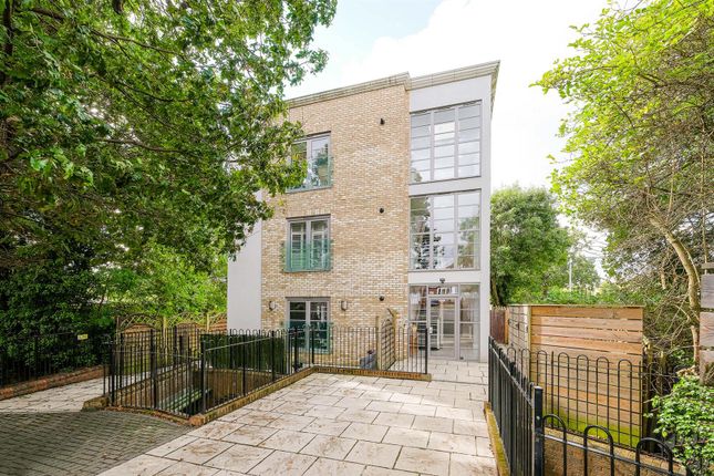 Thumbnail Flat for sale in Roding Road, Loughton