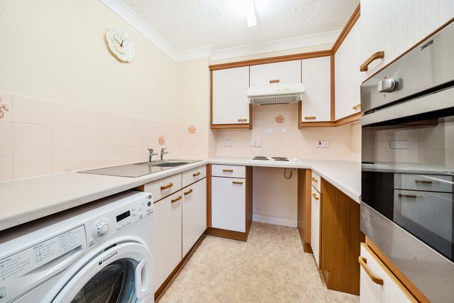27, Lords Bridge Court, Shepperton photo 2