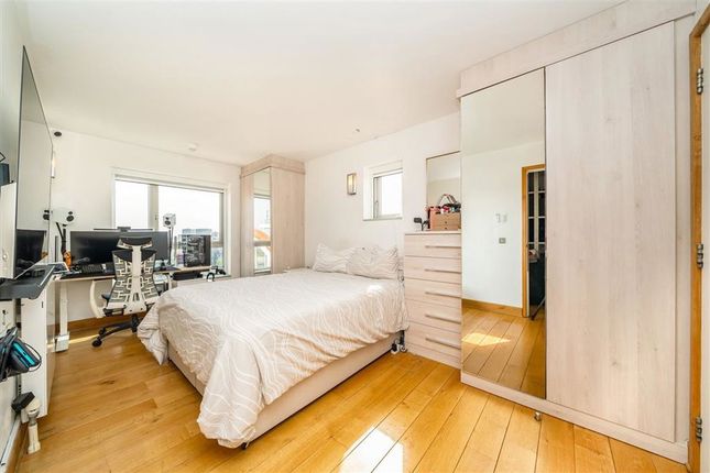 124 Metcalfe Court, John Harrison Way, London photo 4