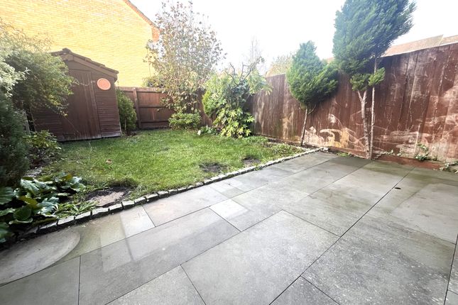 Derwent Close, WATFORD photo 3