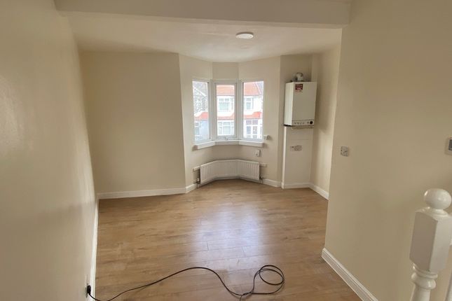 Thumbnail Flat to rent in Ecclesbourne Close, London