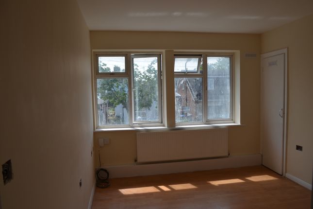 Flat 4, Charterhouse Avenue, Wembley photo 3
