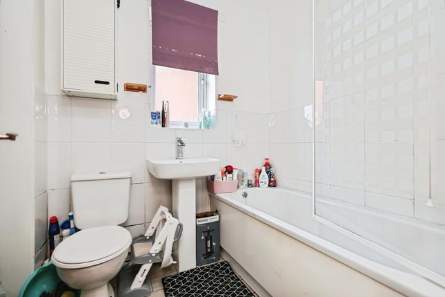 30, Elgar Court, Worcester photo 4