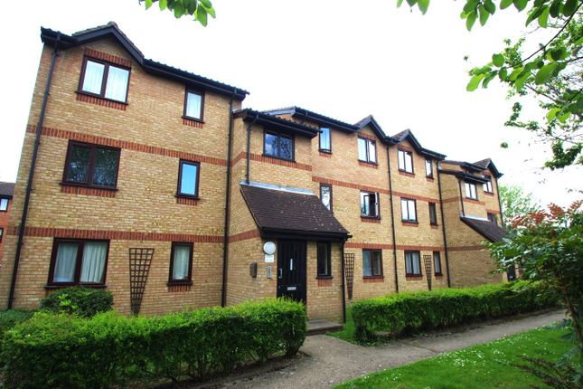 Flat to rent in Courtlands Close, Watford