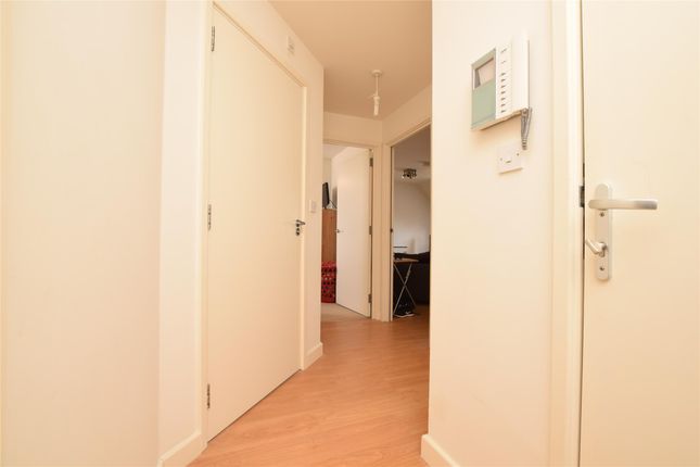 41, Nayland Court, Romford photo 4